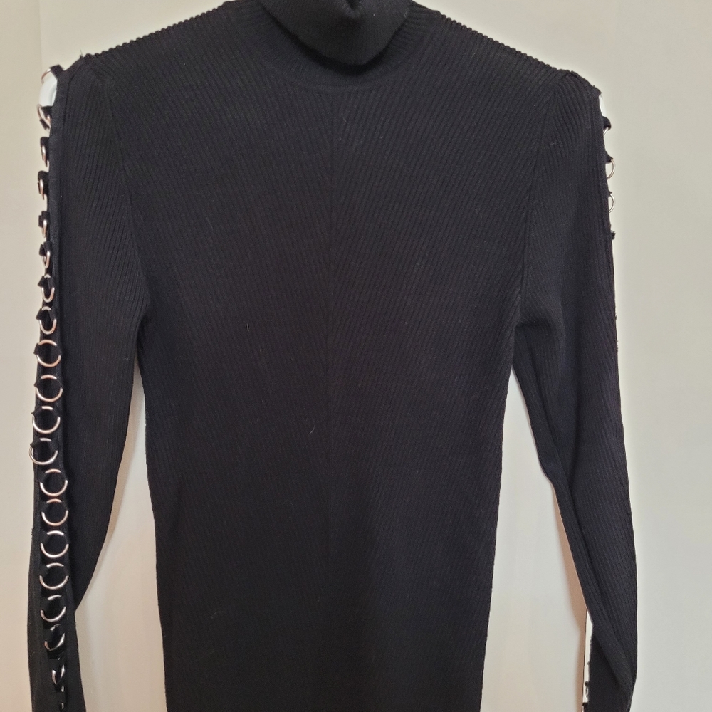 Xs Turtleneck with chain sleeves CALLOUT